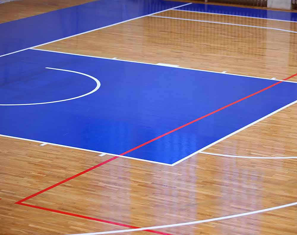 Palubovka v našej hale potrebuje renováciu.